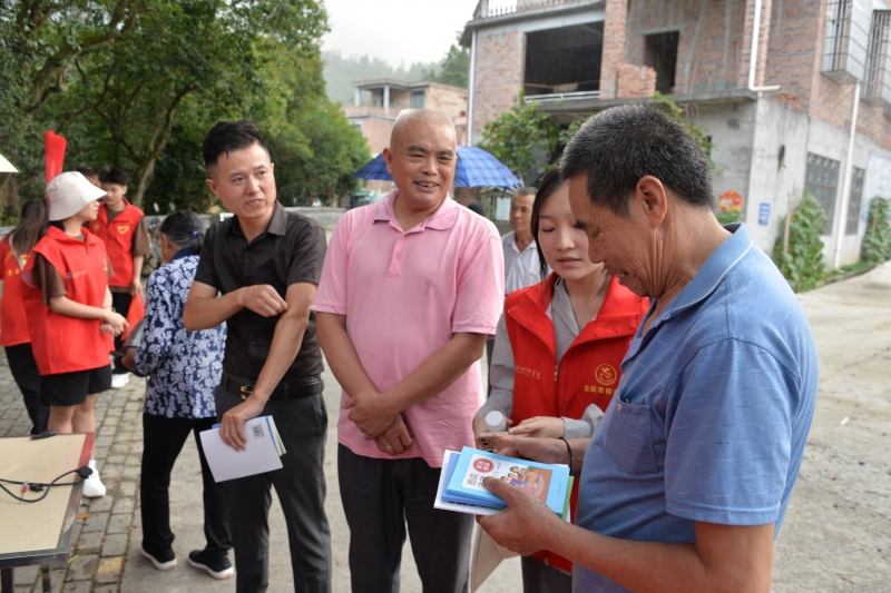 送法下乡 (李凌钰 右二).JPG